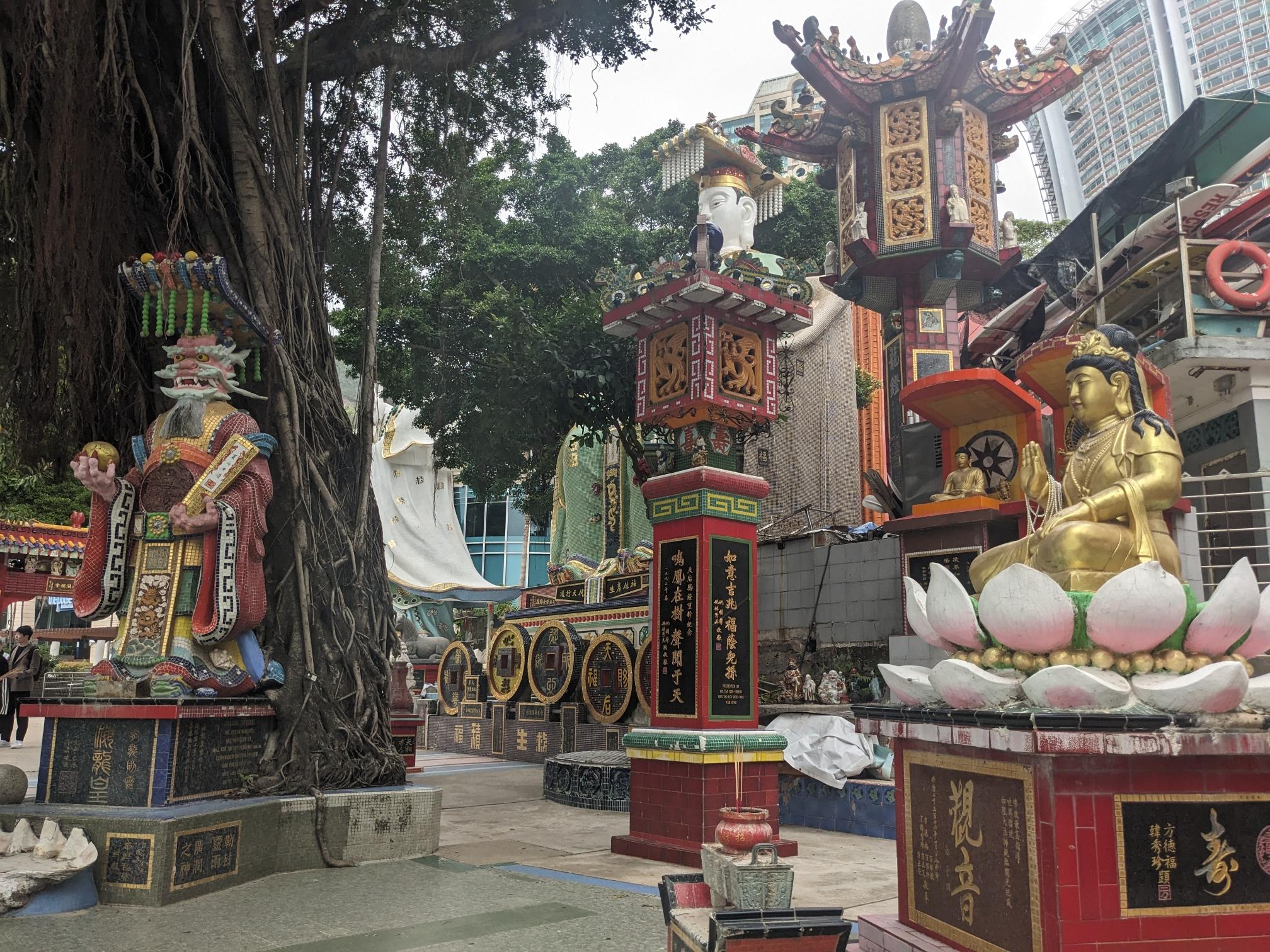 The temple has lots of outdoor statues, and is full of ornaments. The temple has lots of outdoor statues, and is full of ornaments.