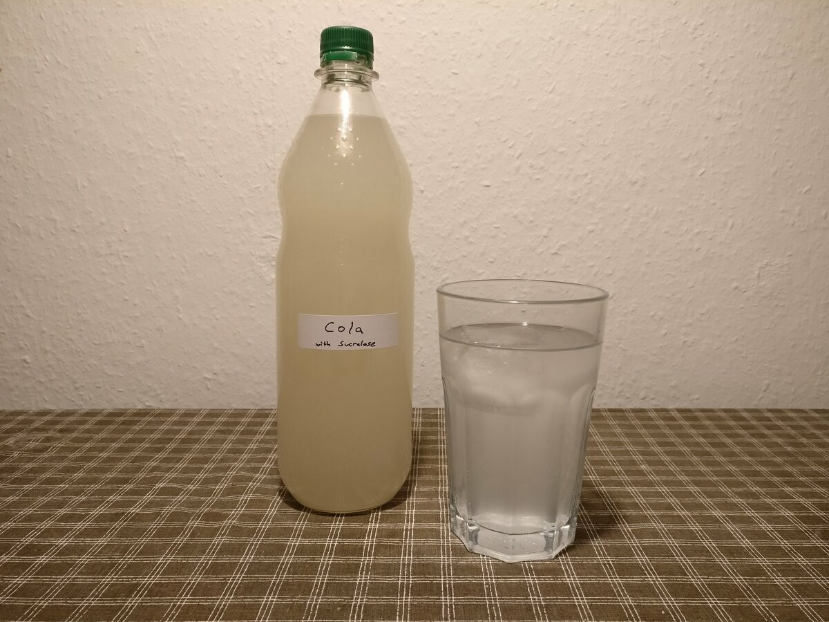 A 1 L bottle of slightly milky liquid. Diluted in a glass it's more transparent.
