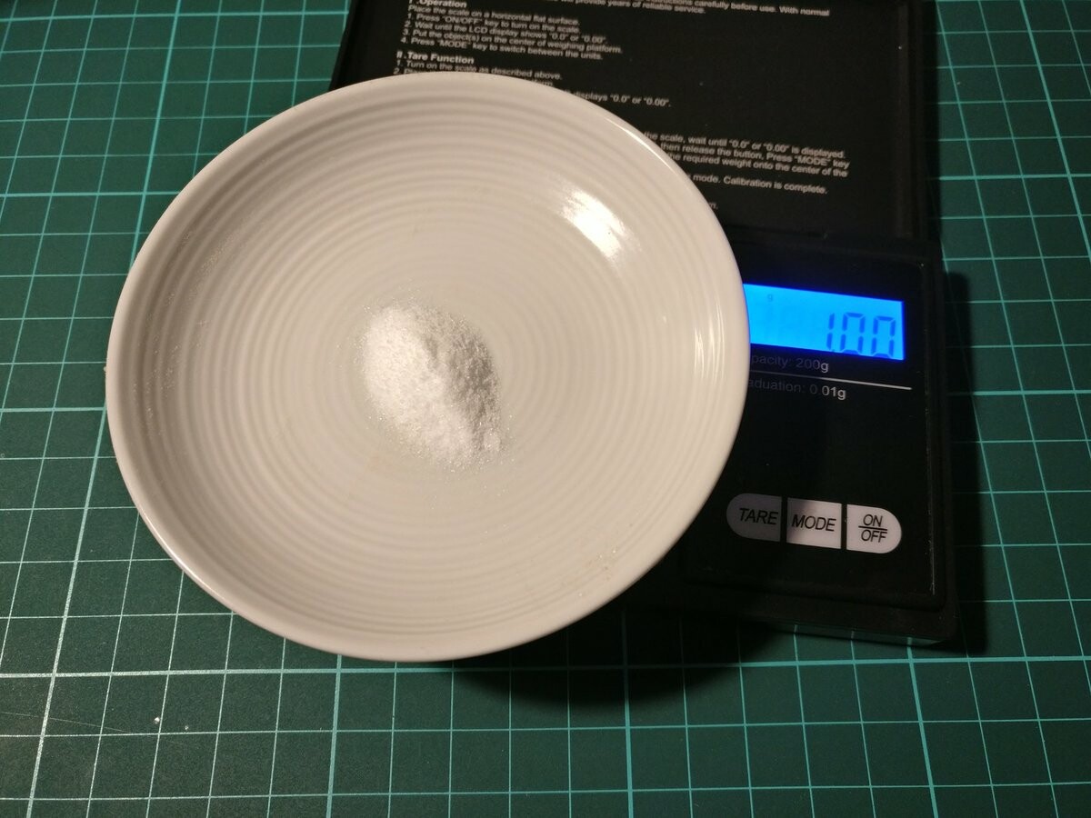 I measured out excactly 1 g of sucralose on a high-precision scale.