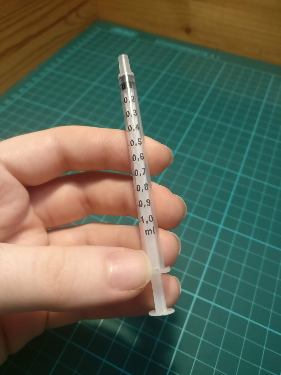 I'm holding a 1 ml syringe.